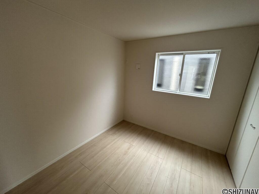 2階 納戸(5.2帖)の写真です。広さ十分の納戸です！