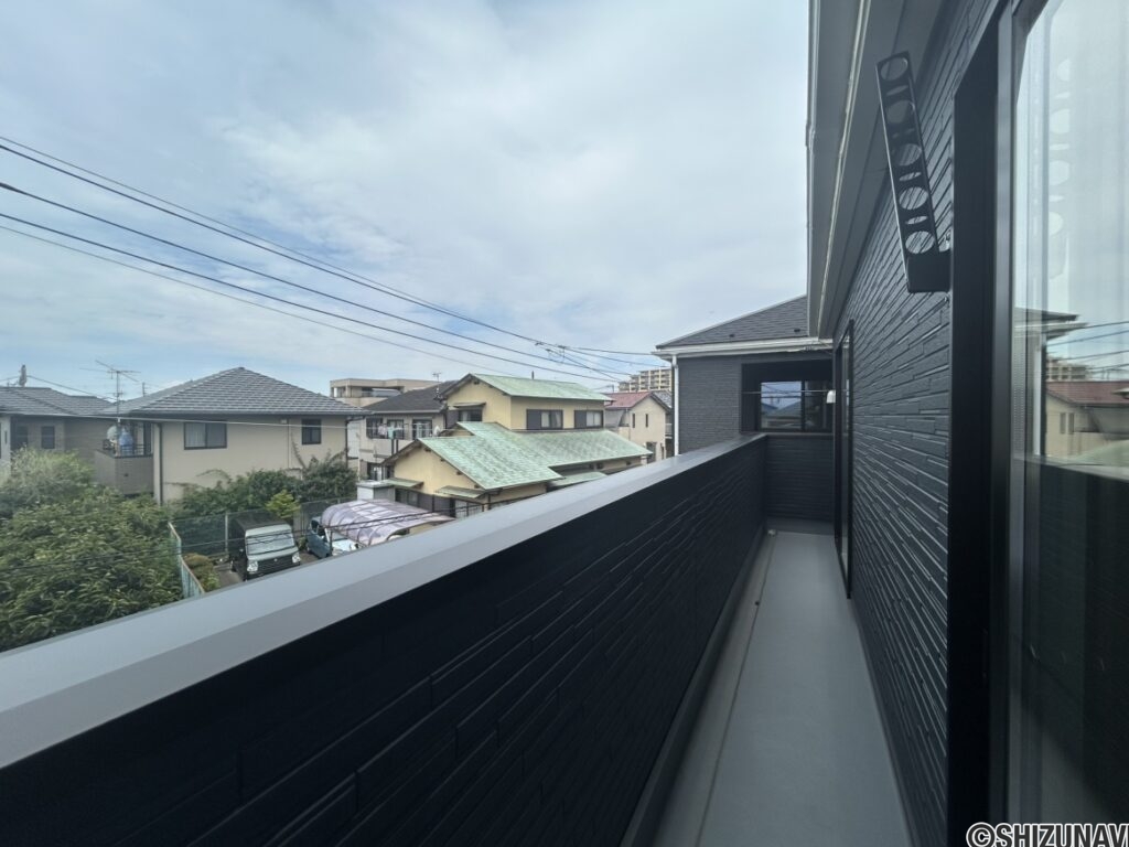 バルコニーの写真です。西向きのバルコニーとなっています。