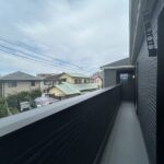 バルコニーの写真です。西向きのバルコニーとなっています。