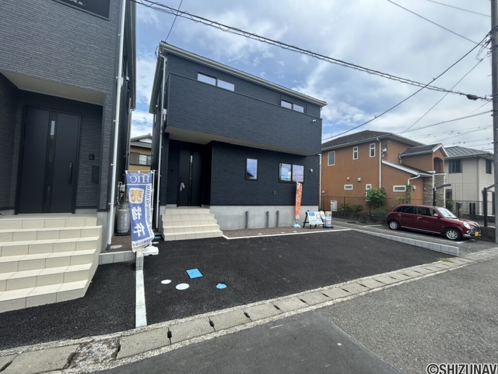 物件北西側からの写真です。駐車スペースには普通乗用車2台、軽自動車1台の合計3台駐車することができます。