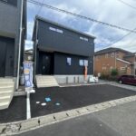 物件北西側からの写真です。駐車スペースには普通乗用車2台、軽自動車1台の合計3台駐車することができます。