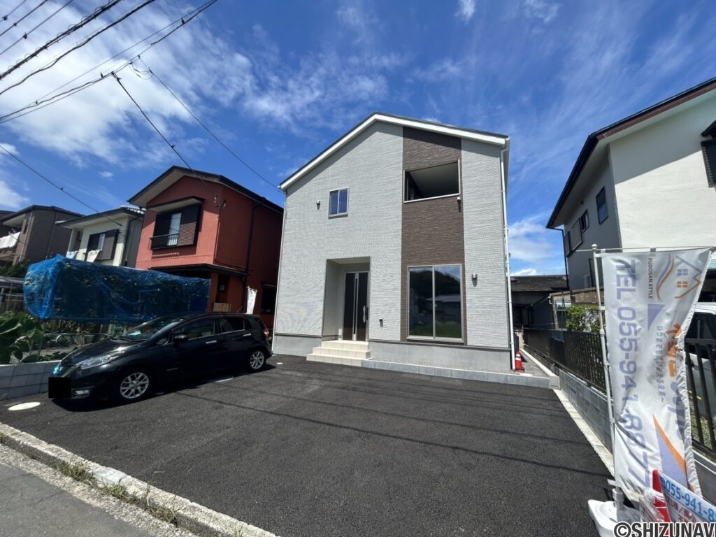 物件南東側からの写真です。駐車スペースには、最大3台駐車可能です。