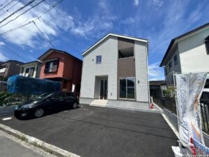 清水町徳倉 第24　1号棟　駐車スペースには車3台駐車可能 全室収納付き パントリー・シューズインクロークもあり、収納に大変優れています！2階全居室6帖以上 南向きバルコニーで日当たりも良好！の物件画像