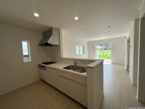 キッチンの写真です。対面式キッチンで、お子様がいらっしゃるご家庭にも人気です。