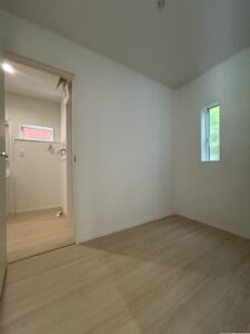 パントリーの写真です。キッチン横に備え付けており、収納に大変便利です。