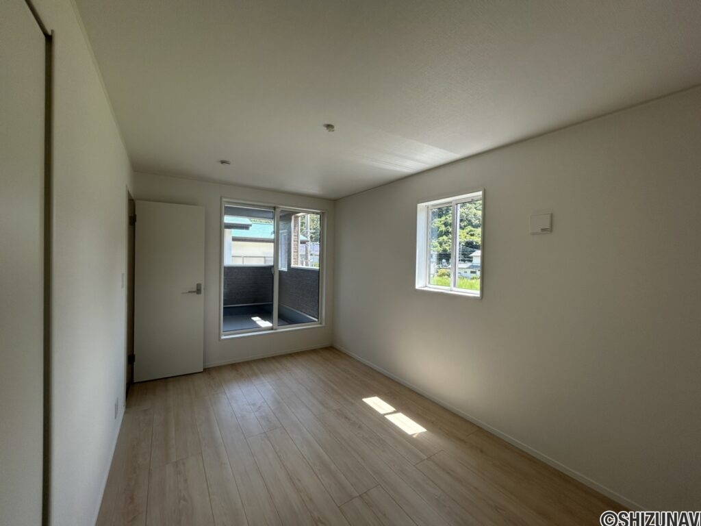 2階 洋室(7.5帖)の写真です。バルコニーに面したお部屋で、日当たりが良好です。
