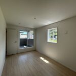 2階 洋室(7.5帖)の写真です。バルコニーに面したお部屋で、日当たりが良好です。