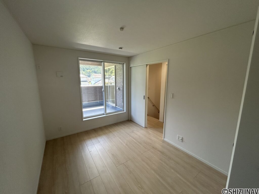 2階 洋室(6.0帖)の写真です。こちらもバルコニーに面したお部屋になります。