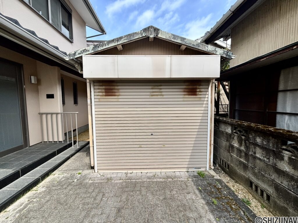 車庫兼物置です。未登記のため、登記または解体の必要があります。