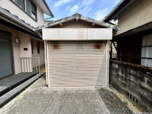 車庫兼物置です。未登記のため、登記または解体の必要があります。