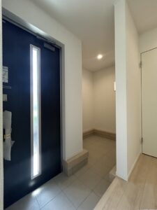 玄関の写真です。玄関を入って左手側にはシューズインクロークがございます。