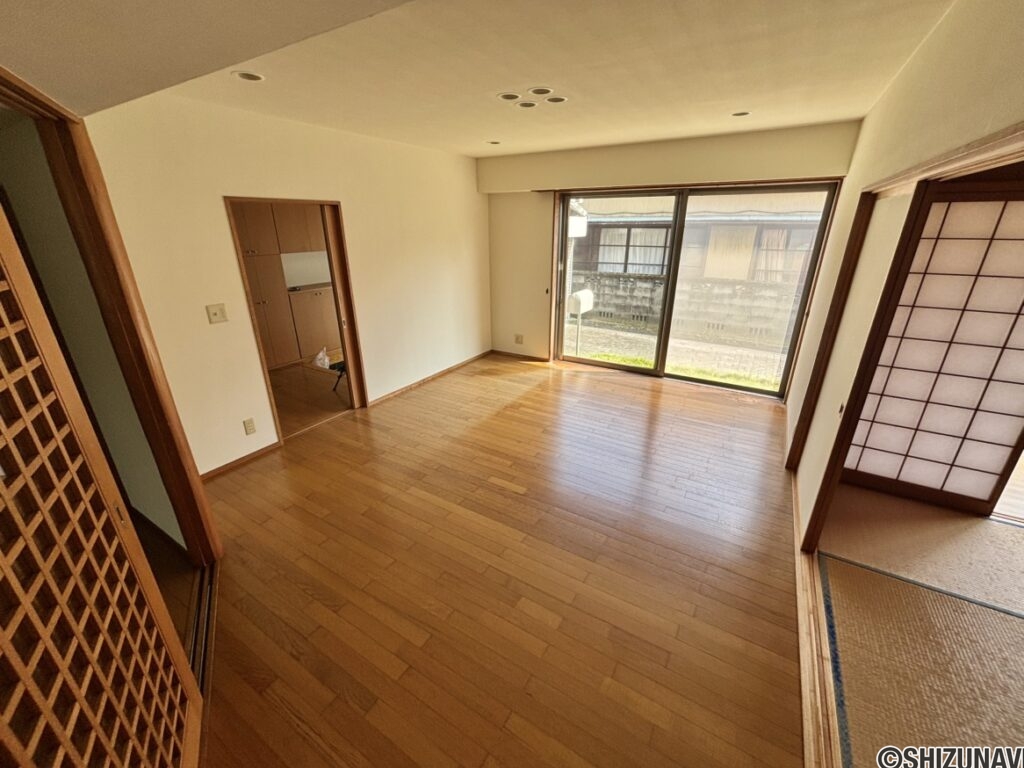 リビングです。開放感を感じるお部屋となっております。