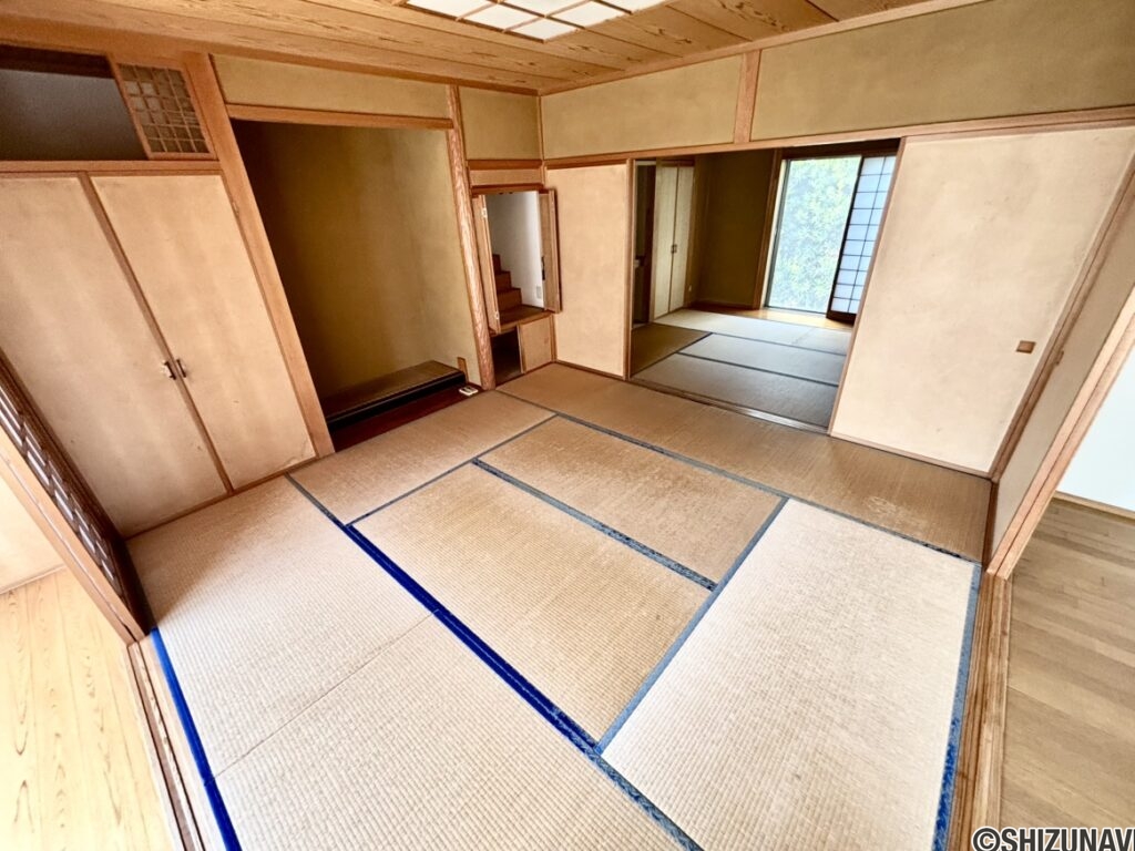 リビング横の和室の別角度のお写真です。