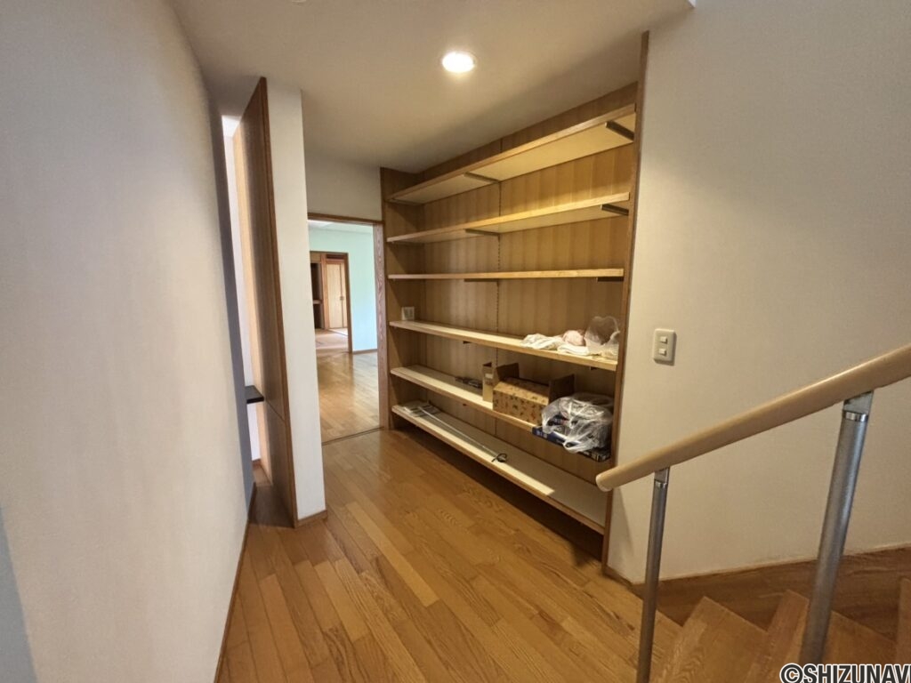 階段手前の収納です。
