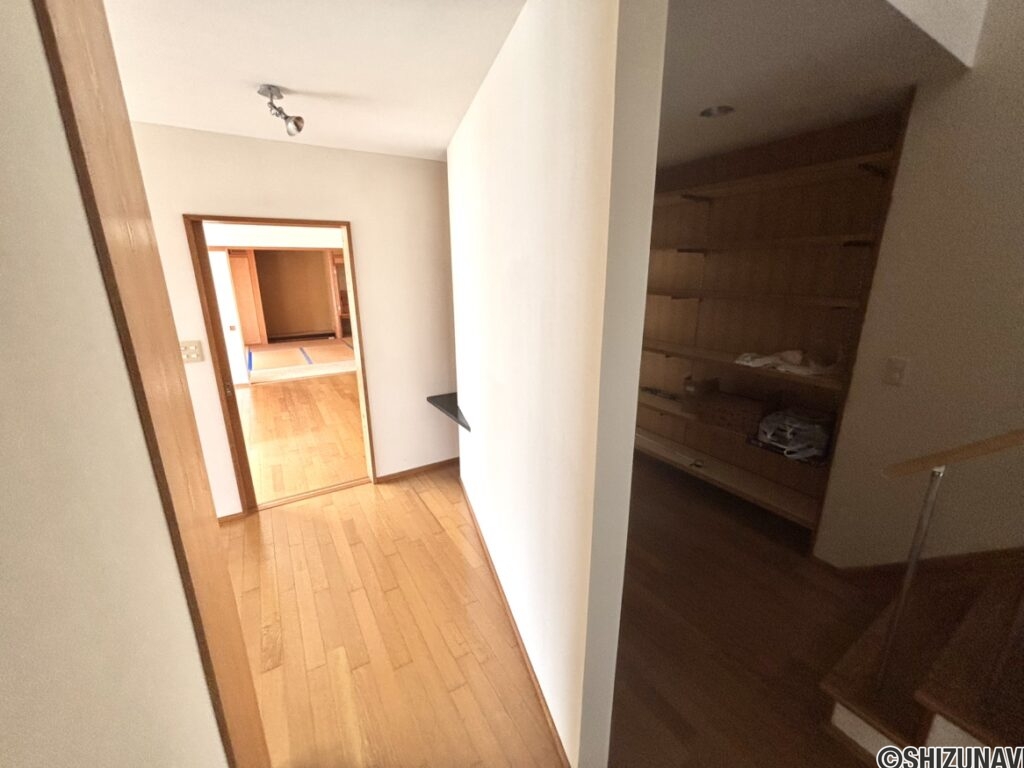 仕切りのお写真です。こちらに壁を設置することで、来客時に個人スペースを隠すことができるのが魅力的です。