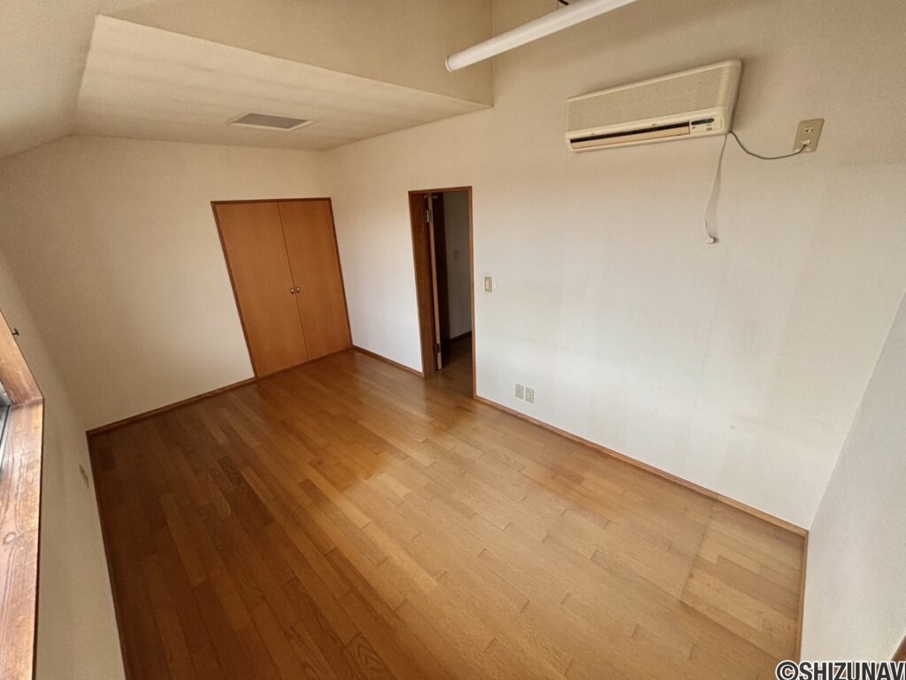 ２階洋室の別角度のお写真です。