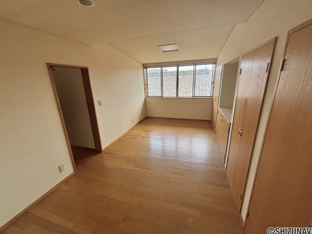 ２階洋室の別角度のお写真です。日当たり良好です。