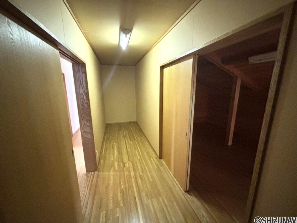 ２階の収納スペースです。屋根裏部屋につながっています。