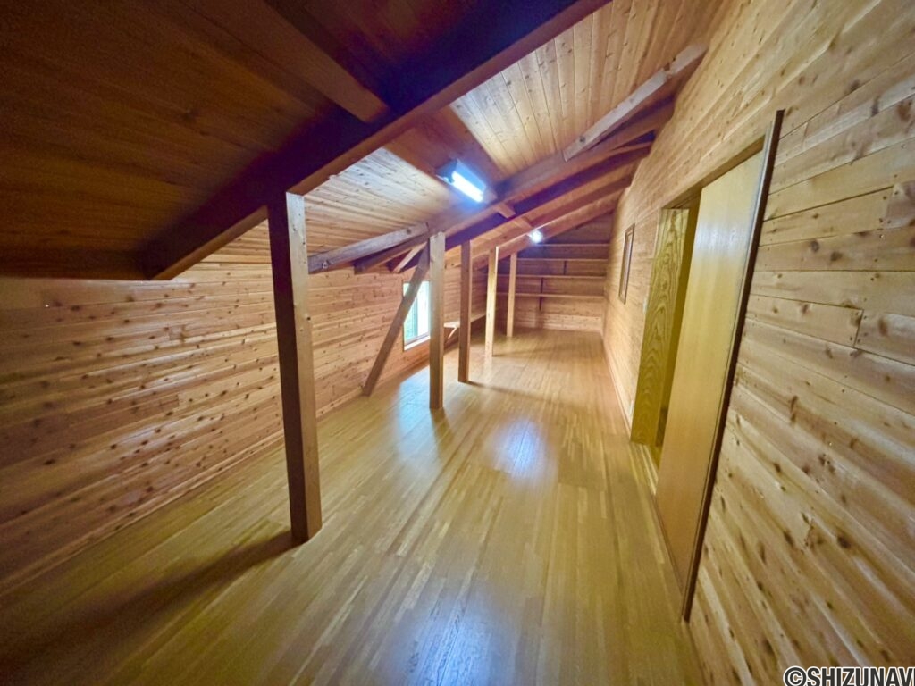 屋根裏部屋です。改築した部分となっております。