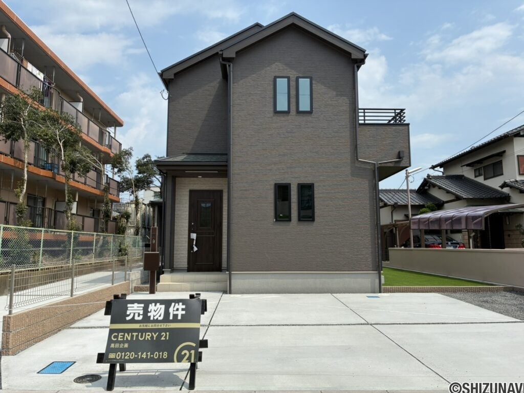玄関正面から見た外観です。車2～3台駐車可能です。
