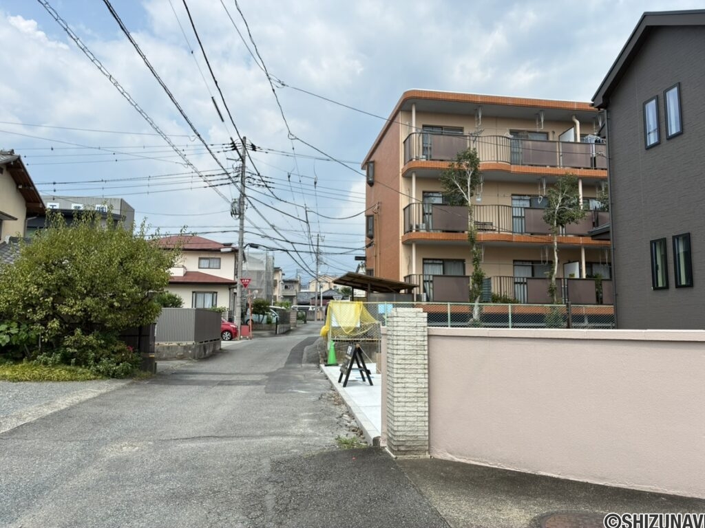東から西に見た前面道路の様子です。