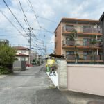 東から西に見た前面道路の様子です。