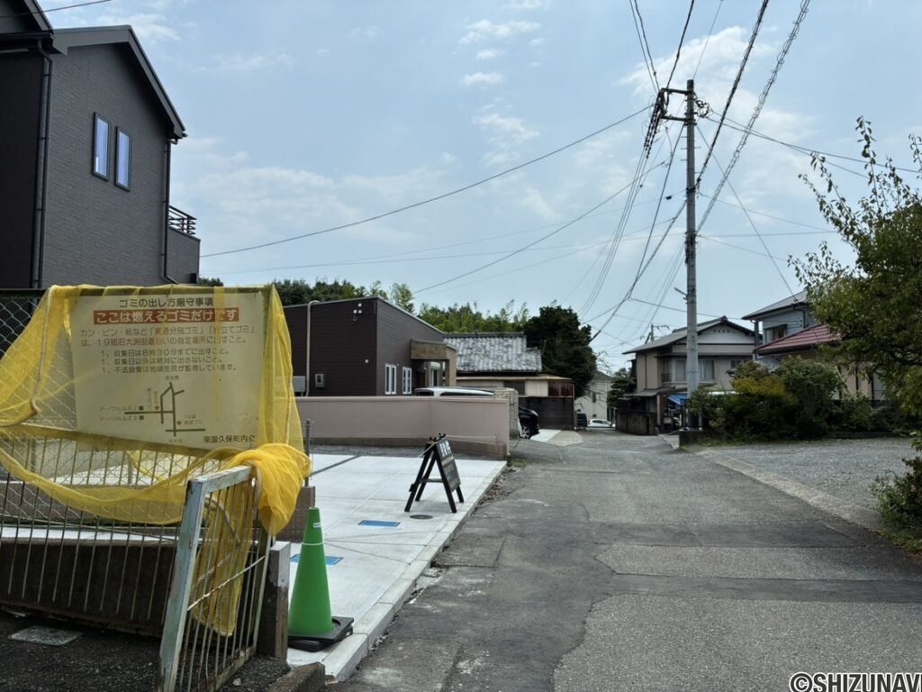 西から東に見た前面道路の様子です。