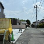 西から東に見た前面道路の様子です。