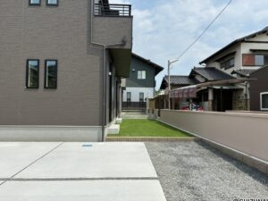 奥に人工芝が敷かれたお庭がございます。