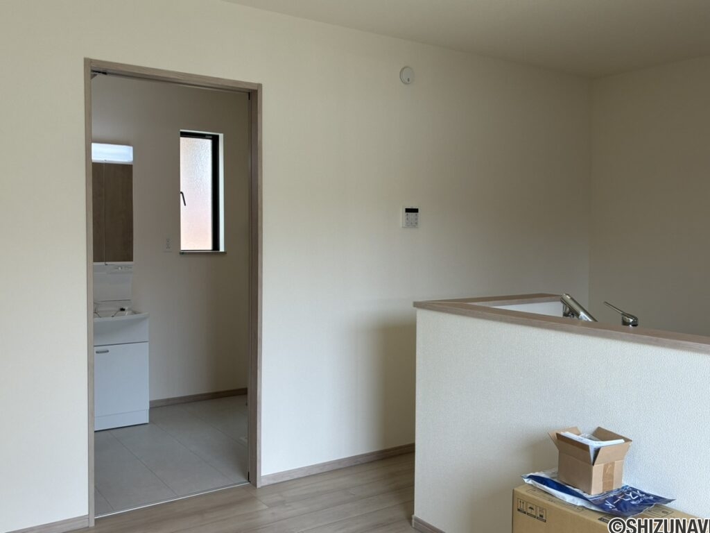 キッチン横から浴室につながっております。