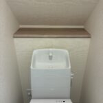 １階トイレです。物を置けるスペースがございます。