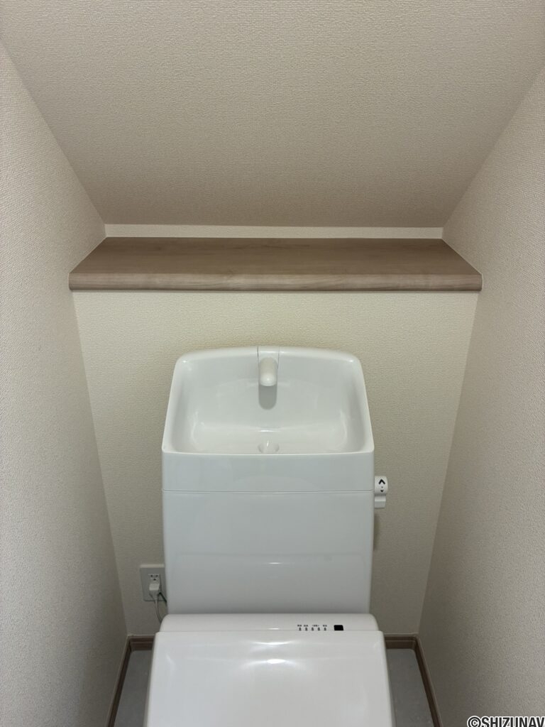 １階トイレです。物を置けるスペースがございます。