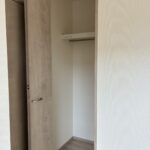 東側5.5帖の洋室の収納です。