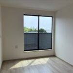 真ん中の6帖の洋室です。バルコニーに面しております。