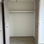 真ん中の6帖洋室の収納です。