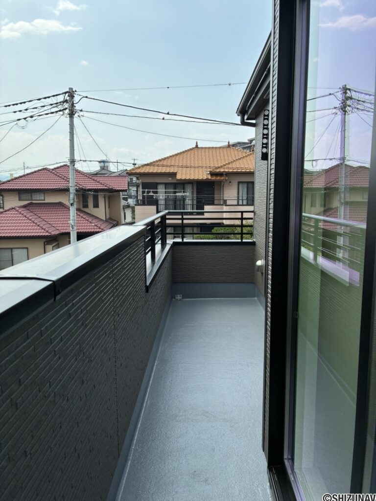 真ん中6帖の洋室側から見たバルコニーです。