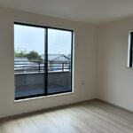 西側7帖の洋室です。バルコニーに面しております。