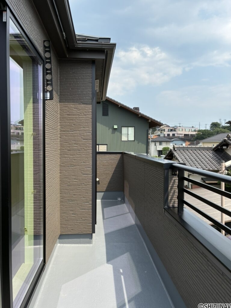 西側7帖の洋室側から見たバルコニーです。
