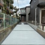 玄関前の通路です。車２台駐車可能です。