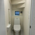 １階トイレです。奥の壁側に物を置けるスペースがございます。