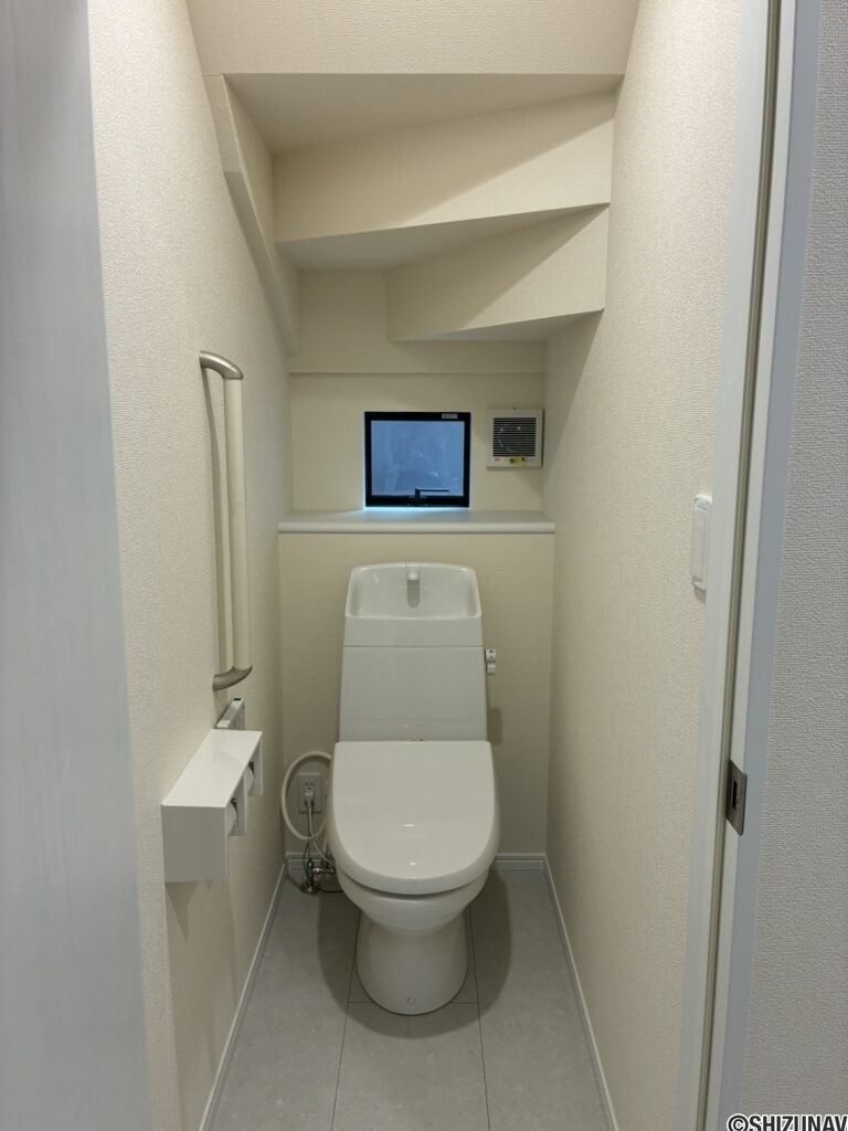 １階トイレです。奥の壁側に物を置けるスペースがございます。