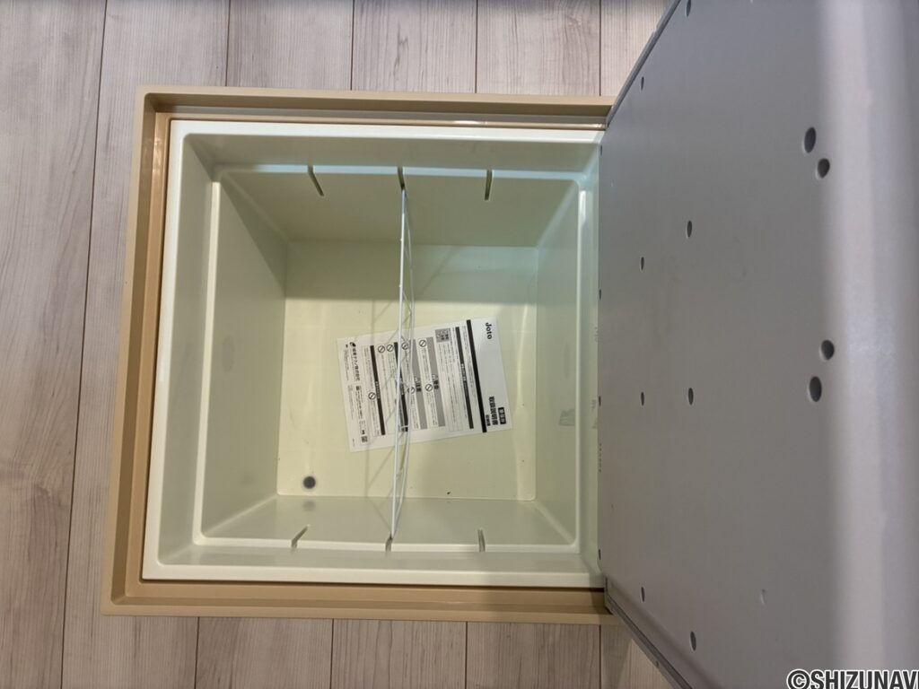 キッチンに床下収納がございます。