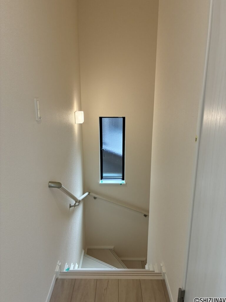 ２階の階段前です。