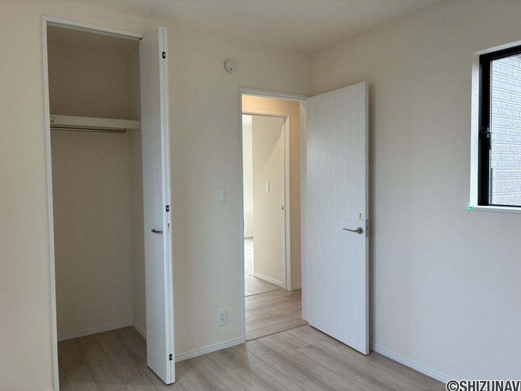 北側5.25帖の洋室です。