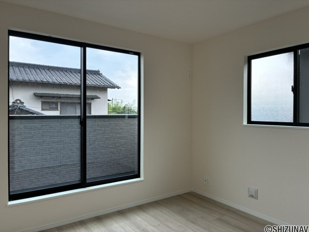 6.06帖の洋室です。バルコニーに面しています。