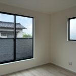 6.06帖の洋室です。バルコニーに面しています。