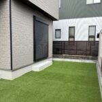 南側は人工芝が敷かれております。
