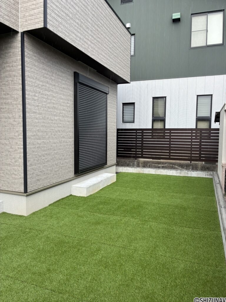 南側は人工芝が敷かれております。