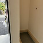 玄関横にスペースがございます。