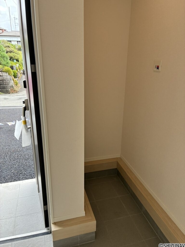 玄関横にスペースがございます。